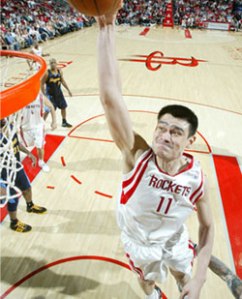 Yao Ming au dunk (c) nba.com