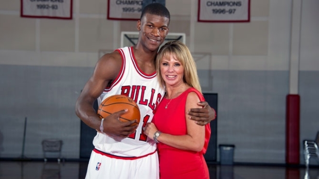 Michelle Lambert et Jimmy Butler avec le maillot des Bulls (c) sportsmockery.com