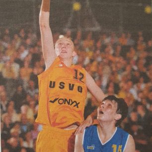 Ann Wauters face au cercle lors de la finale de l'Euroleague en 2002 (c) Basket News N°80 - Mai 2002